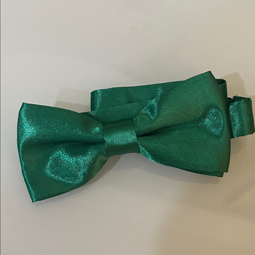 Satin Emerald Green Pre-Tied Bow Tie new